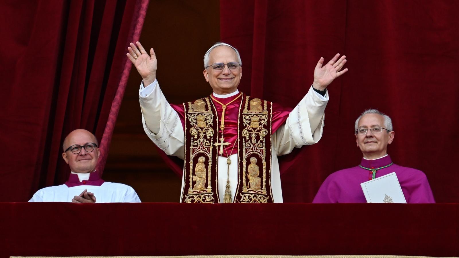 NUTZUNG: Zur Nutzung freigegeben mit Infoamail über Art der Nutzung an newsdesk@erzbistum-koeln.de


Papst Leo XIV., der frühere Kardinal Robert F. Prevost, winkt nach seiner Wahl zum Papst am 8. Mai 2025 der Menge auf dem Petersplatz im Vatikan.