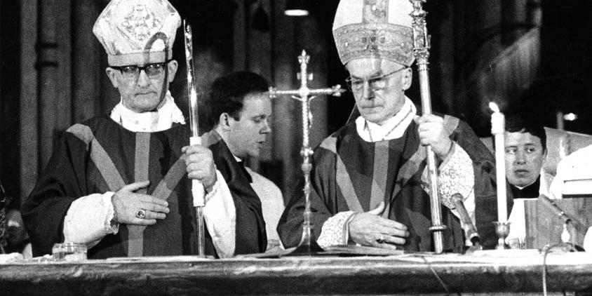Amtseinführung von Joseph Höffner (l.) als Erzbischof von Köln am 2. März 1969 durch seinen Amtsvorgänger Kardinal Frings