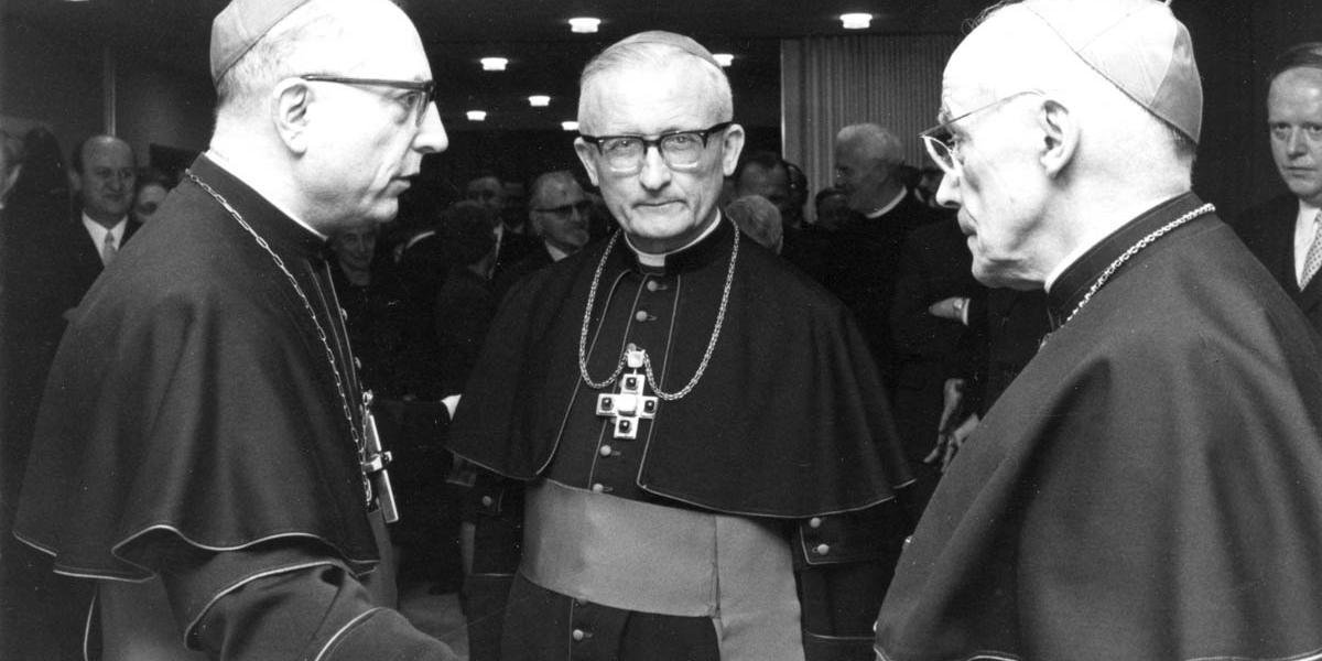 Feierstunde zur Amtseinführung von Erzbischof Höffner (M.) mit seinem Amtsvorgänger Kardinal Frings (r.) und dem Münsteraner Weihbischof Tenhumberg (l.).