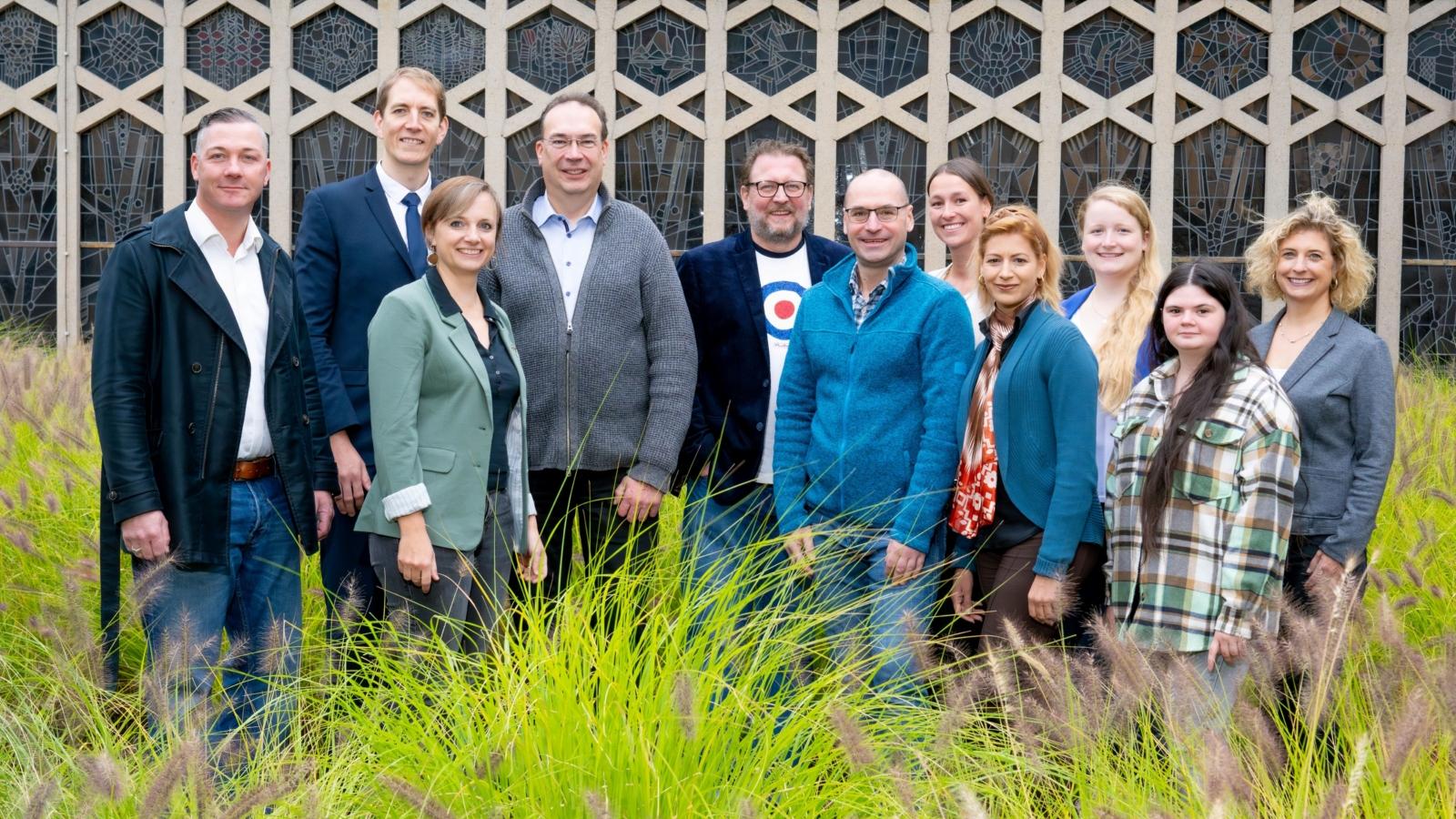 Ein Foto zeigt die 11 Mitarbeitenden des Betrieblichen Gesundheitsmanagements.