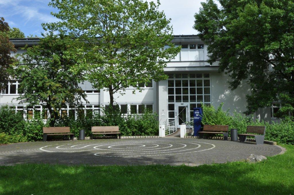KI-Aussenansicht-mit-Labyrinth-neu_jpg_1304842349