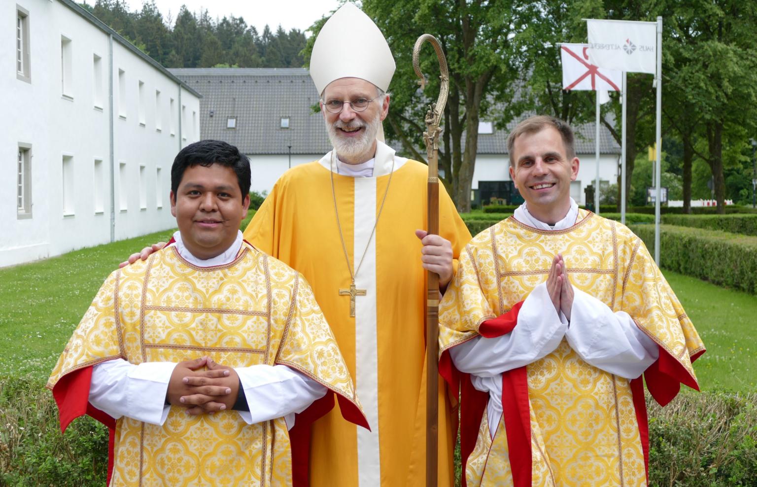 Die neuen Diakone Alvaro Tuj Oreno und Tomasz Wojciechowski