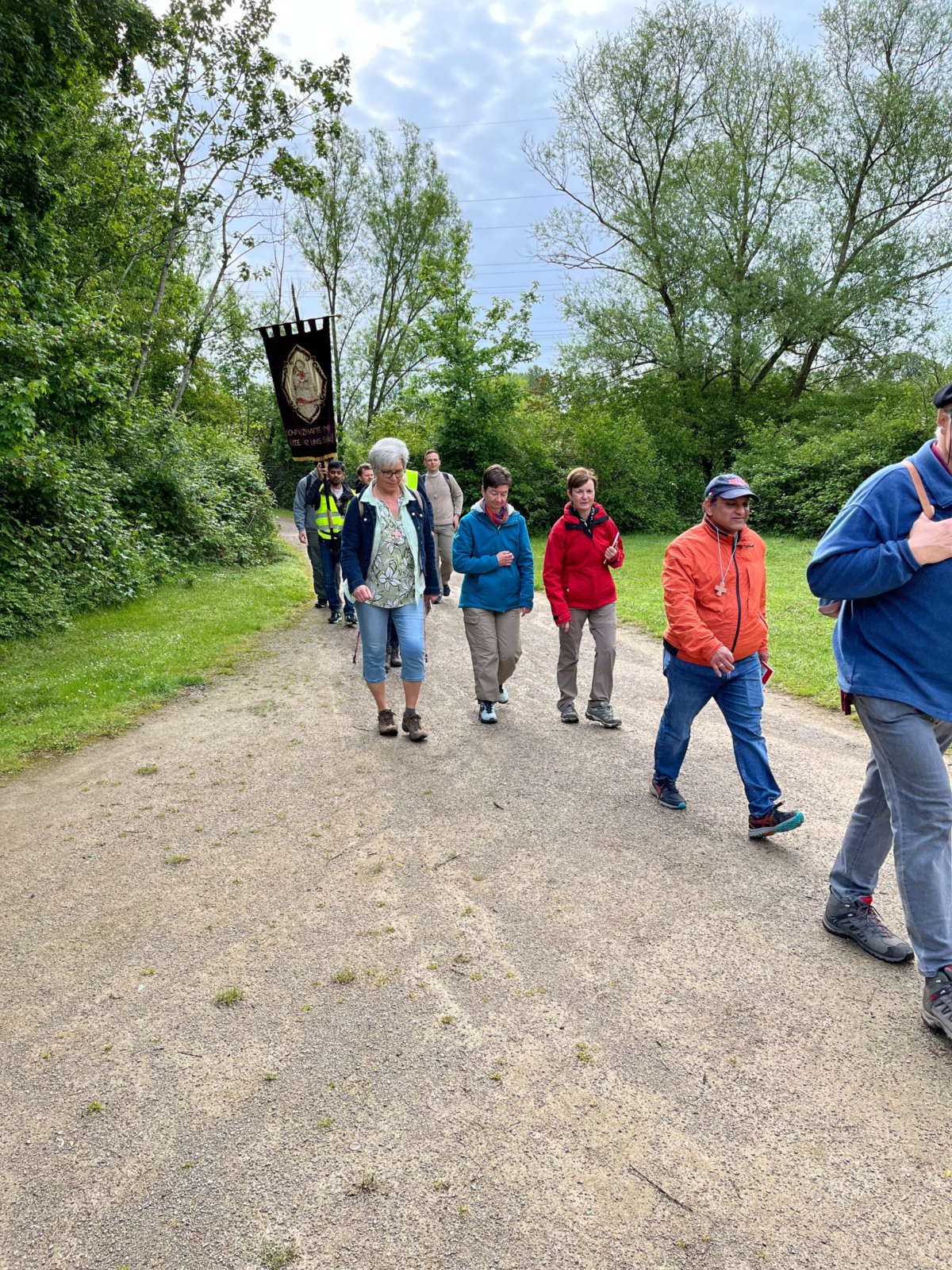 Wallfahrer auf dem Weg von Wiesdorf nach Bergheim