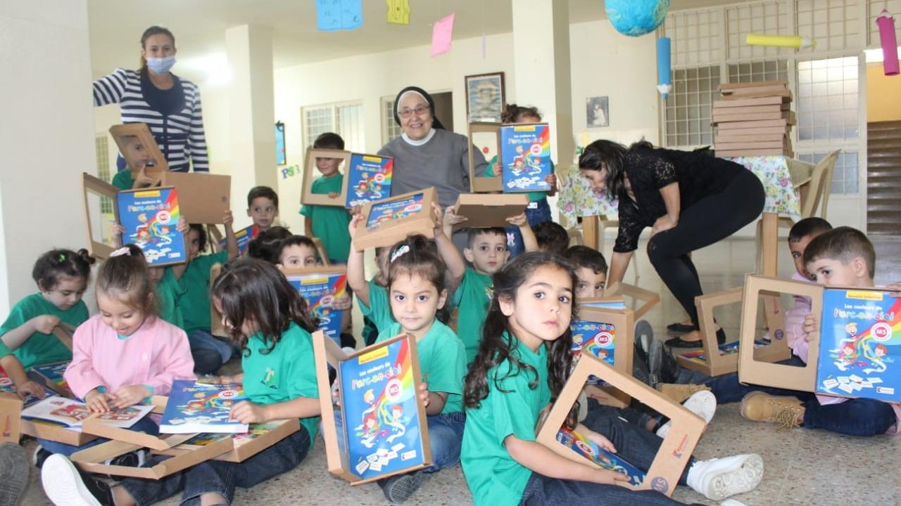 Kinder beim Unterricht in der Franziskanerinnenschule Menjez