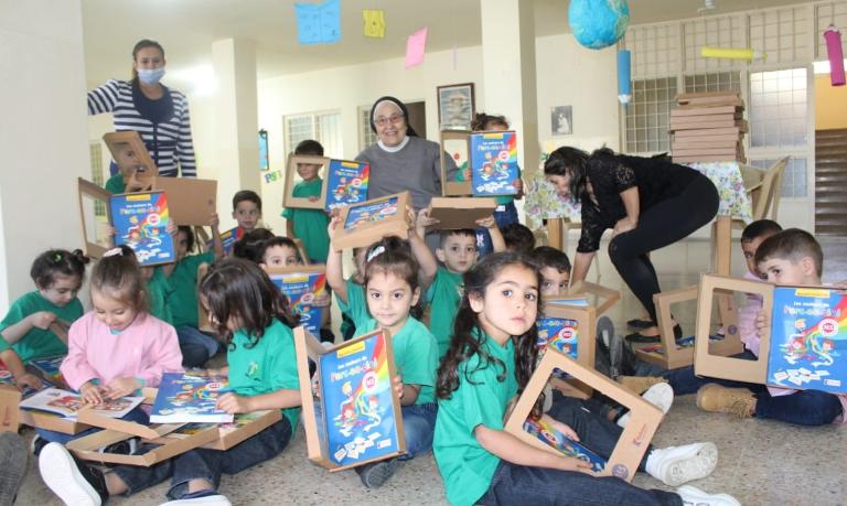 Kinder beim Unterricht in der Franziskanerinnenschule Menjez