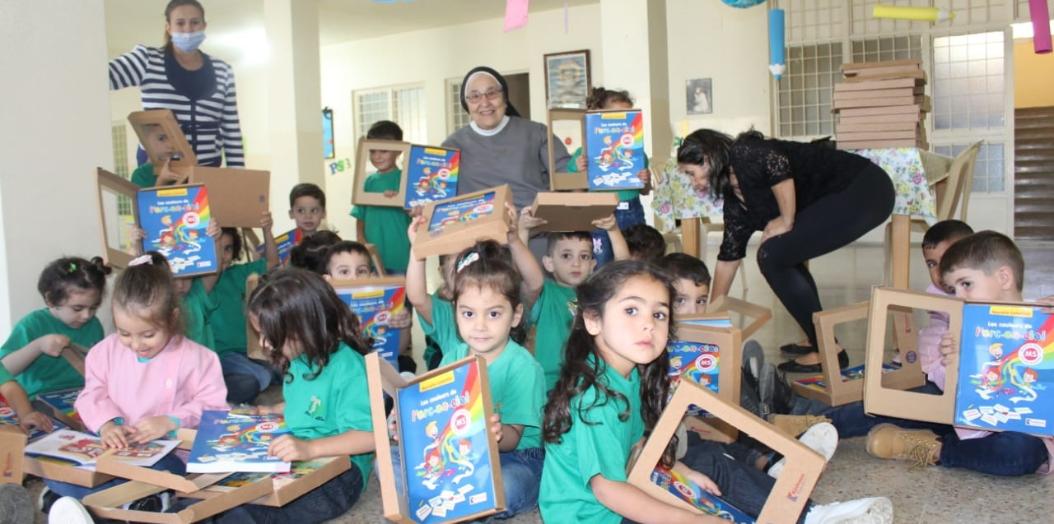Kinder beim Unterricht in der Franziskanerinnenschule Menjez