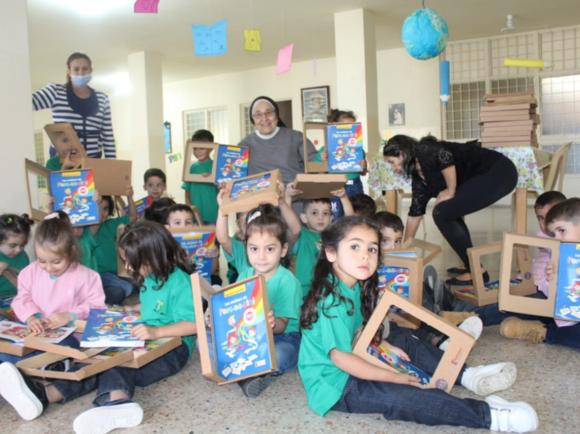 Kinder beim Unterricht in der Franziskanerinnenschule Menjez