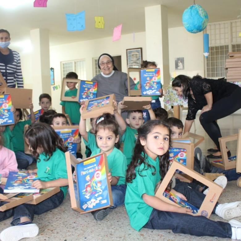 Kinder beim Unterricht in der Franziskanerinnenschule Menjez
