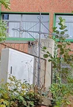 Kreuz im Garten der Religionen