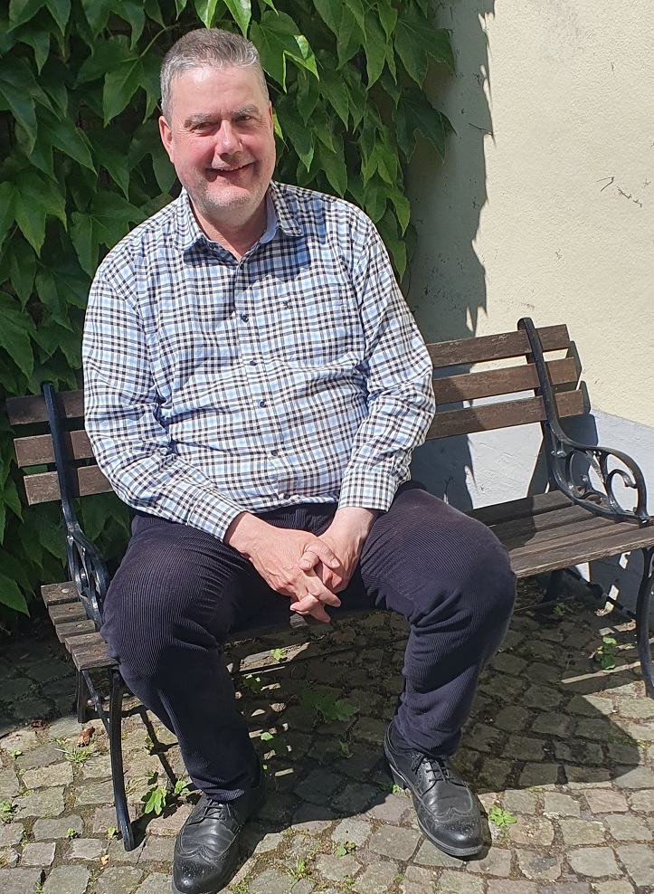 Thomas Schuld im Garten des Edith Stein-Archivs