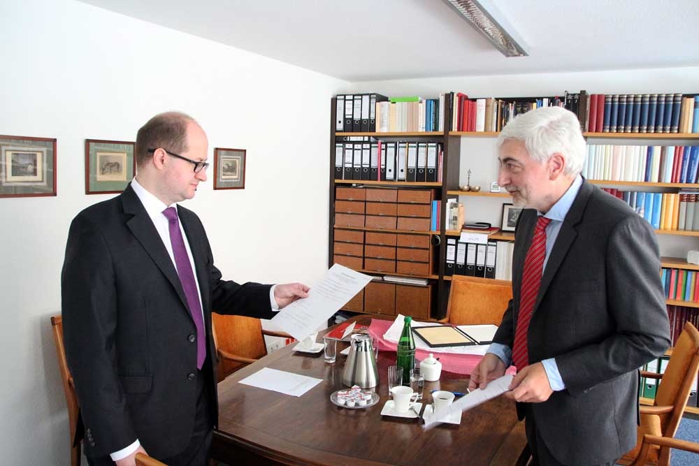 Generalkonsul Jan Sobczak (links) und Dr. Ulrich Helbach bei Rückgabe des Briefes an das historische Archiv im Erzbistum Köln.