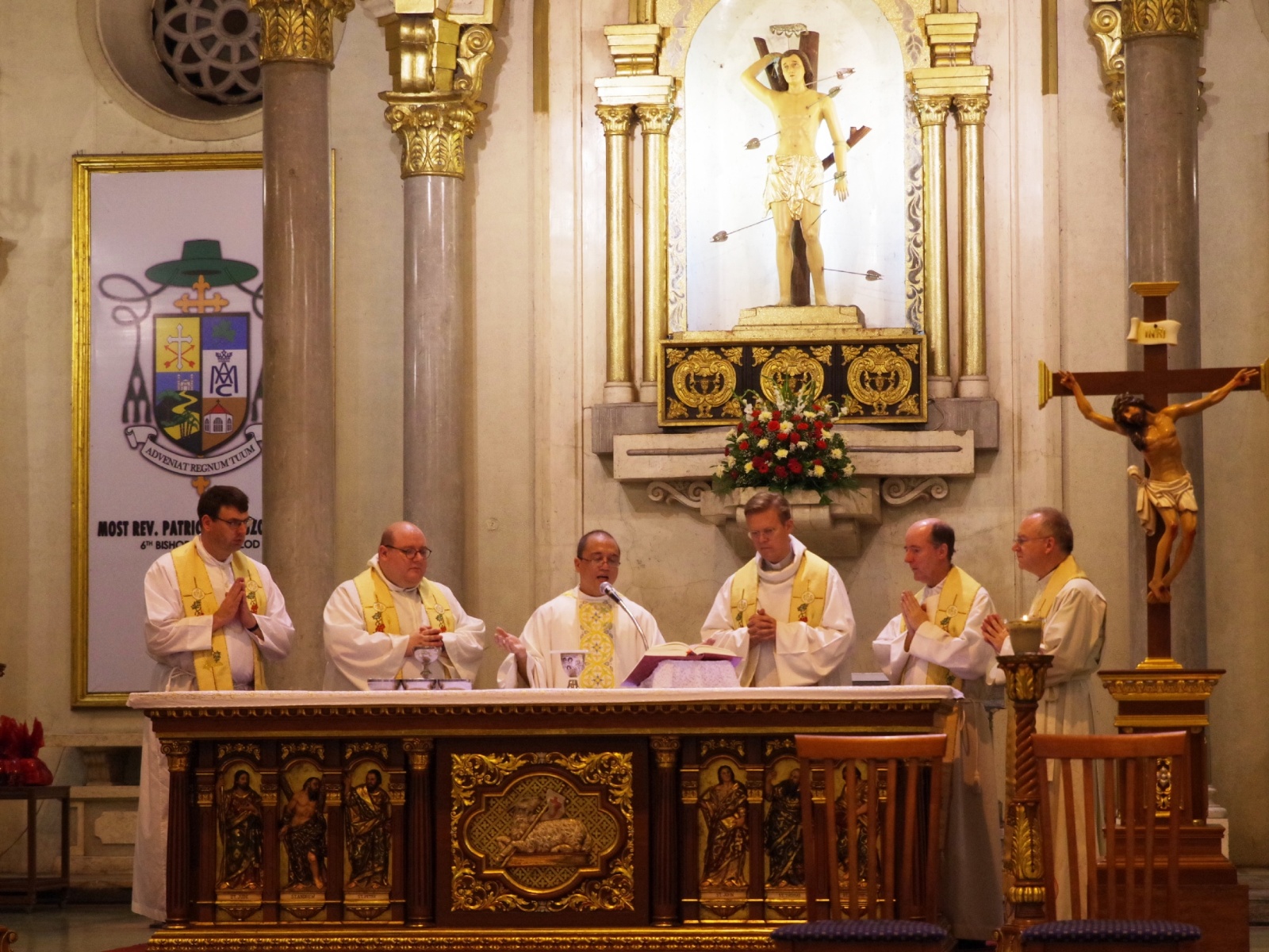 Priester der 2. Reisegruppe bei der Konzelebration in der Kathedrale von Bacolod