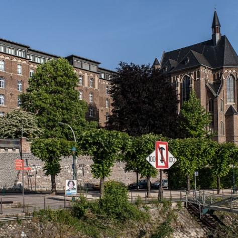 Blick auf das Collegium Albertinum in Bonn vom Rhein aus