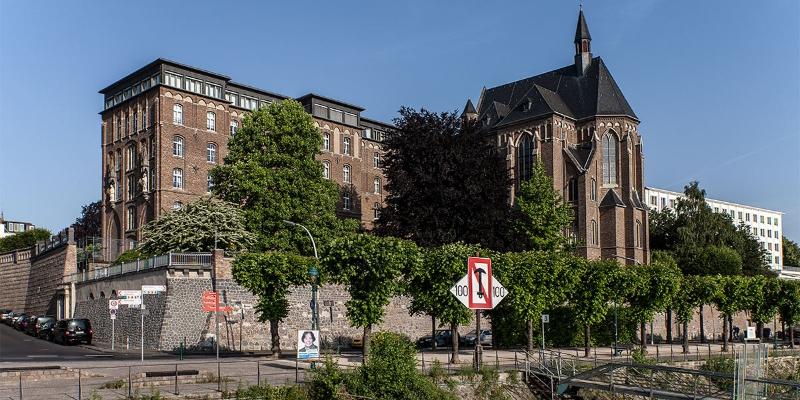 Blick auf das Collegium Albertinum in Bonn vom Rhein aus