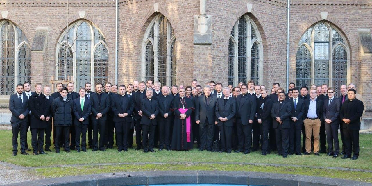 Der Apostolische Nuntius Nikola Eterovic mit den Kölner Priesterandidaten.