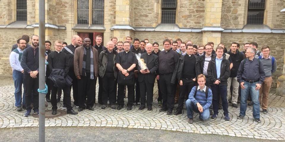 Die Pilgergruppe vor der Wallfahrtskirche in Bödingen