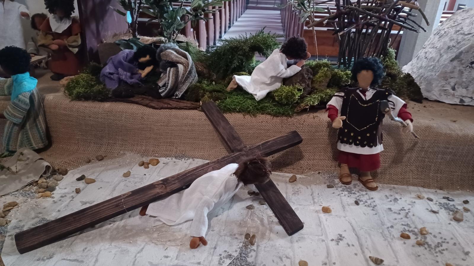 'Jesus fällt unter dem Kreuz' mit Figuren dargestellt
