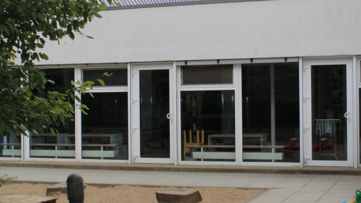 Blick in den Hof der Kita und auf die solarthermische Anlage auf dem Dach