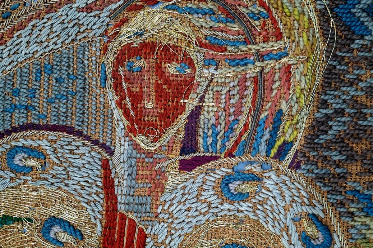 Ratingen-Tiefenbroich, St. Marien, Wandbehang mit Seraph, Helly Driessen, 1962, Detail (vor der Restaurierung).