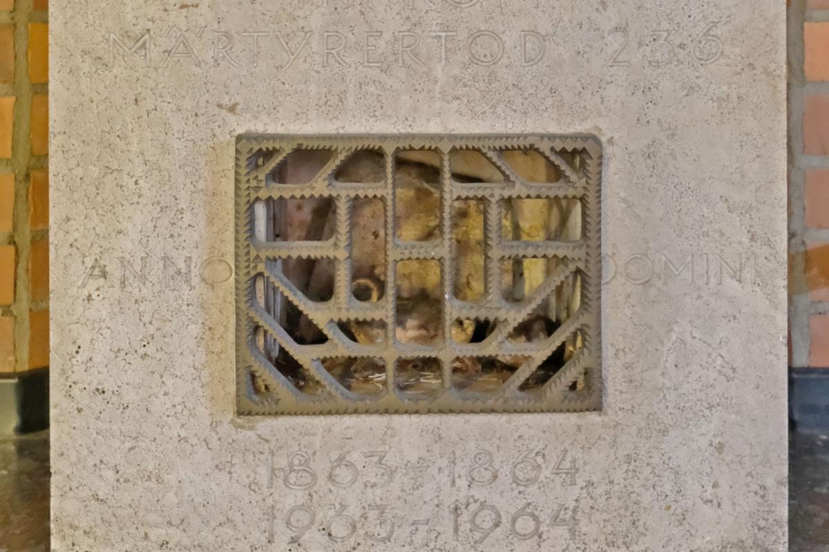 Troisdorf, St. Hippolytus, Grundstein, Vorderseite