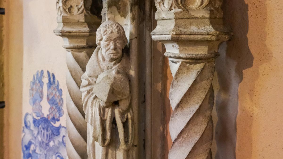 Meckenheim-Lüftelberg, St. Petrus, Sakramentshaus, Priester mit verhülltem Kelch