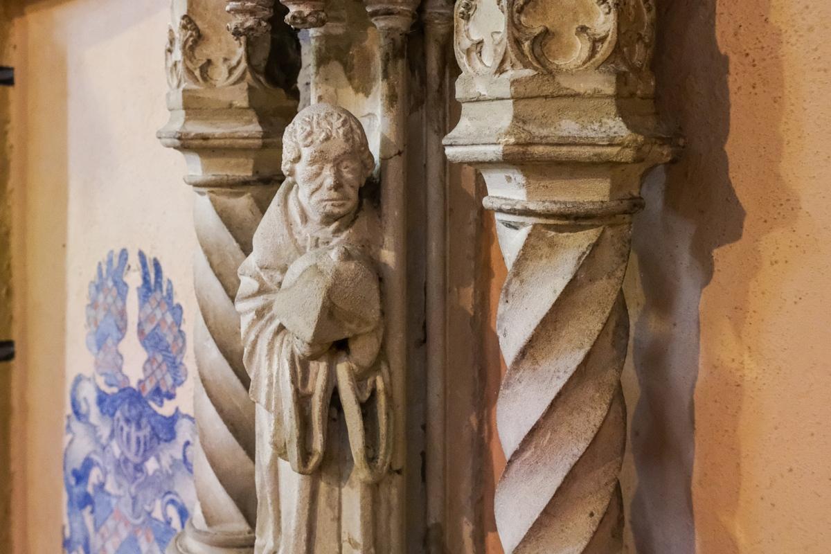 Meckenheim-Lüftelberg, St. Petrus, Sakramentshaus, Priester mit verhülltem Kelch