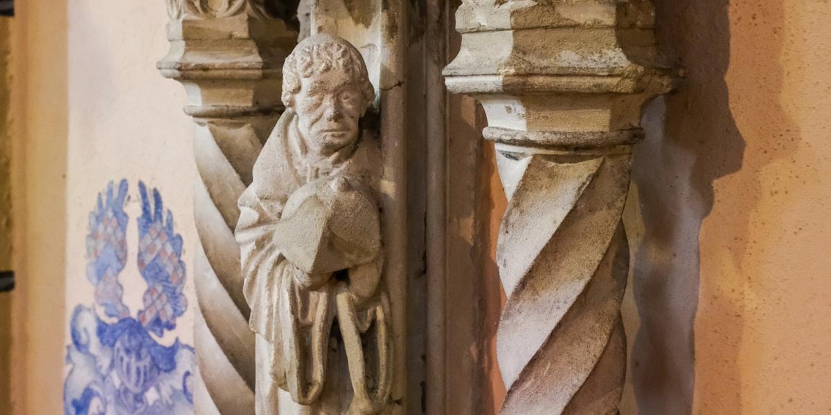 Meckenheim-Lüftelberg, St. Petrus, Sakramentshaus, Priester mit verhülltem Kelch