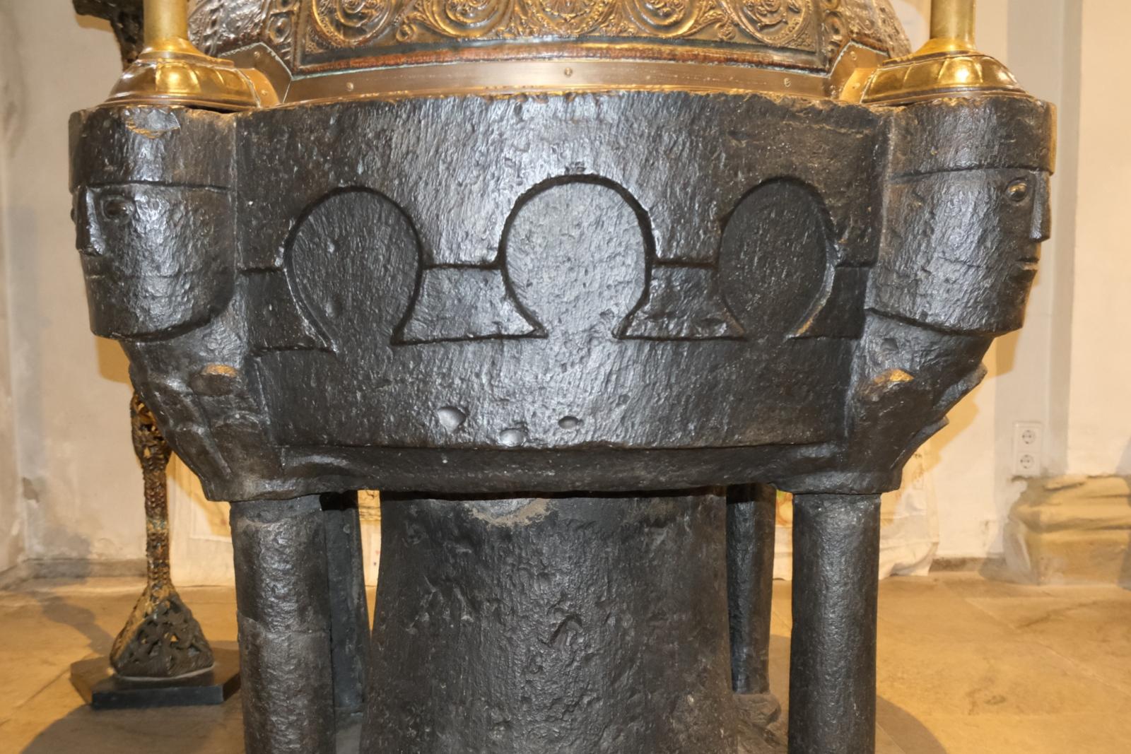 Detailaufnahme des Taufbeckens