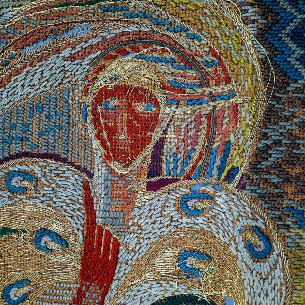 Ratingen-Tiefenbroich, St. Marien, Wandbehang mit Seraph, Helly Driessen, 1962, Detail (vor der Restaurierung).