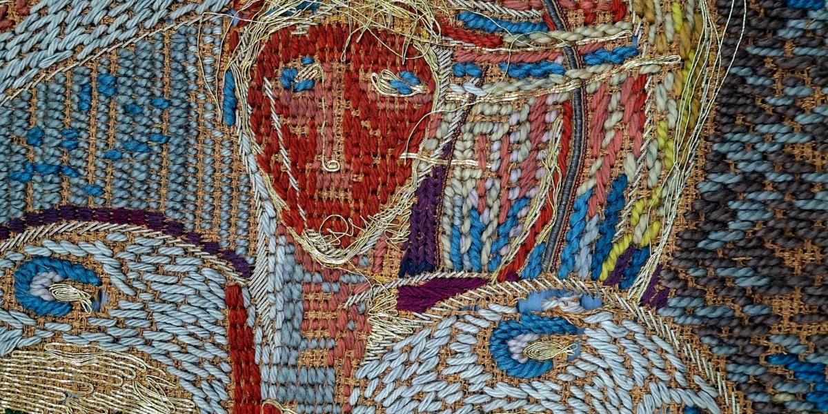 Ratingen-Tiefenbroich, St. Marien, Wandbehang mit Seraph, Helly Driessen, 1962, Detail (vor der Restaurierung).