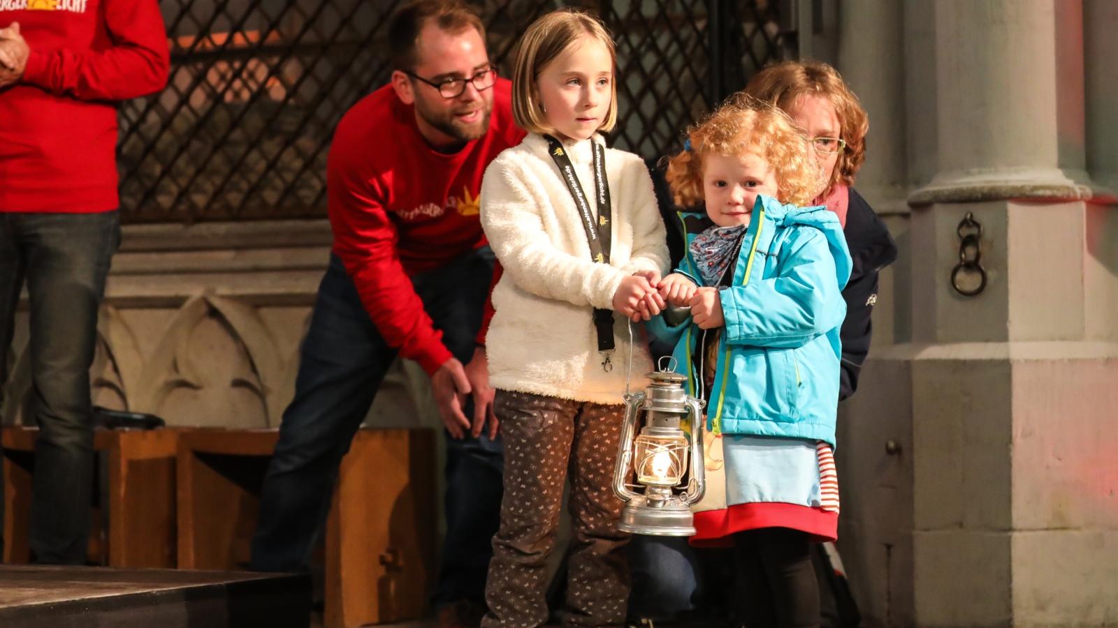 Zwei Kita-Kinder nehmen das Altenberger Licht für Ihre Gemeinde in Empfang. (Archivbild)
