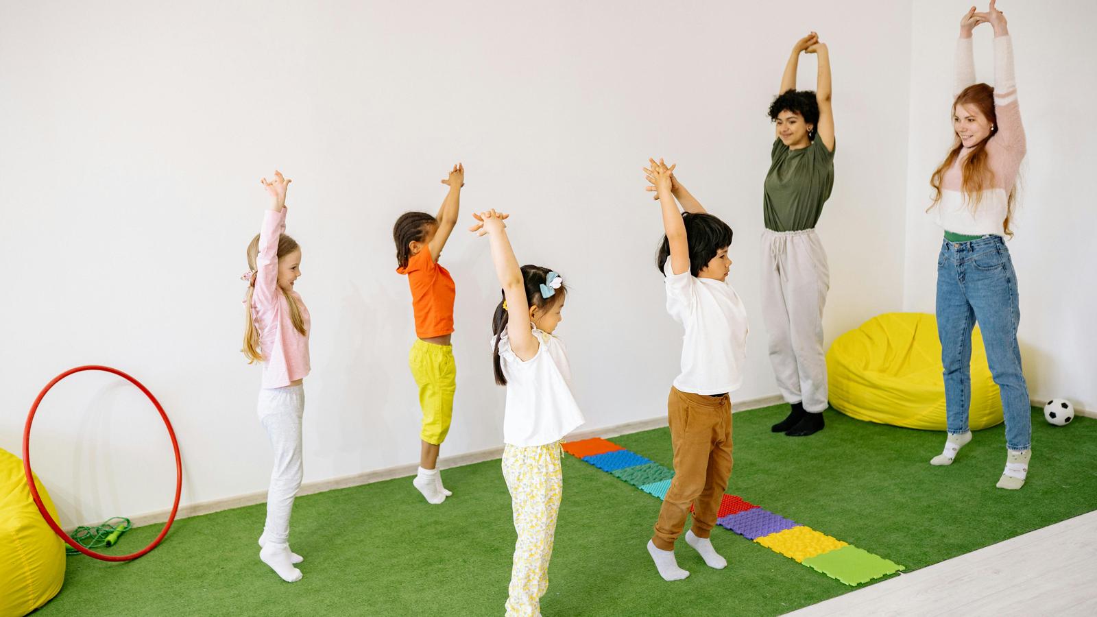 Fitness in der Kita: Vor dem Turnen strecken und Recken sich die kleinen Sportler.