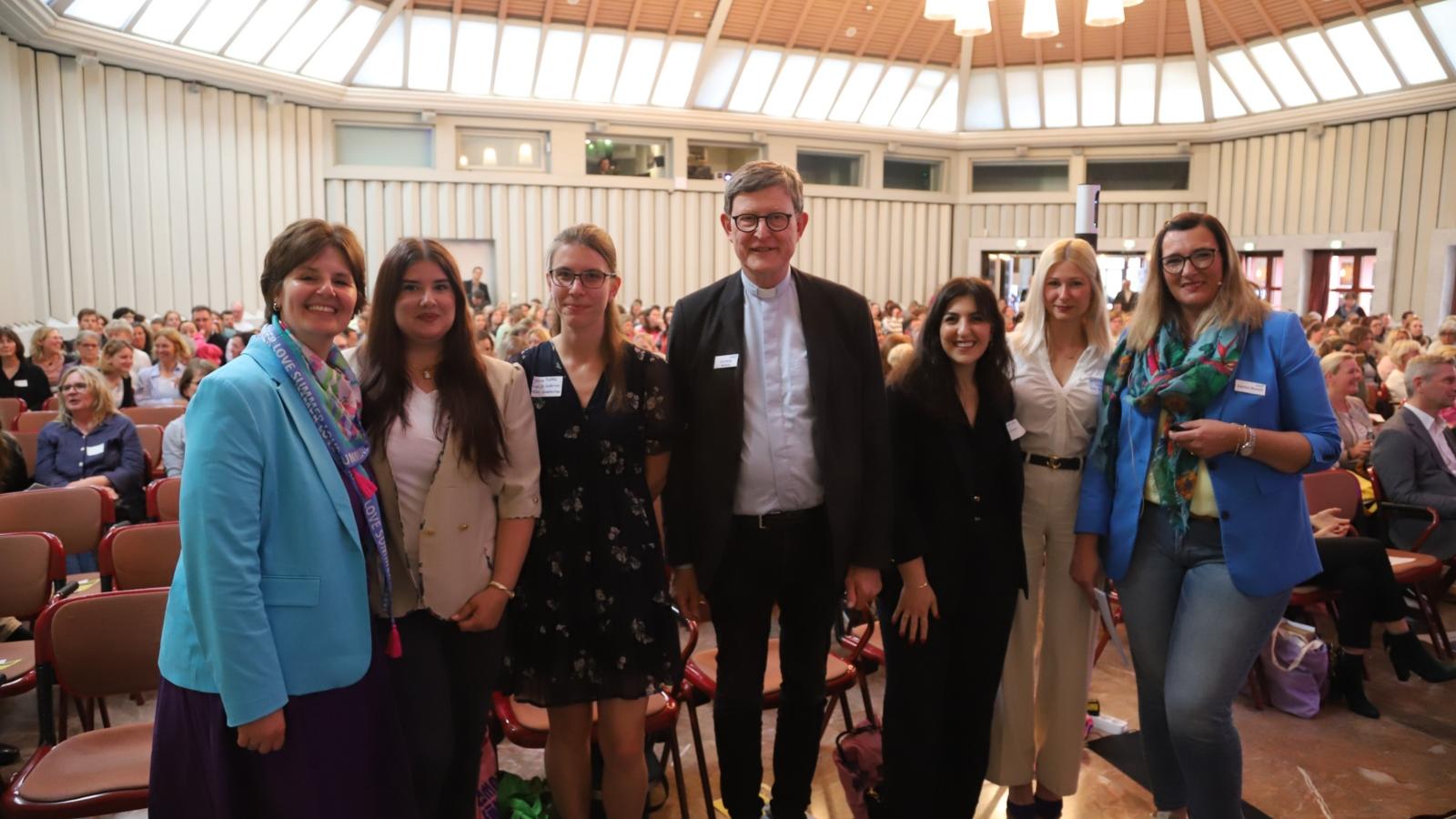 Infos zum neuen Kita-Träger für Kita-Leitungen und Leitende Pfarrer im Maternushaus. Auf dem Bild von links: Janina Pier-Sekul, Christina Küster, Janine Pültke, Erzbischof Rainer Maria Kardinal Woelki, Linda Kilian, Jessica Galonska, Agnes Busch.