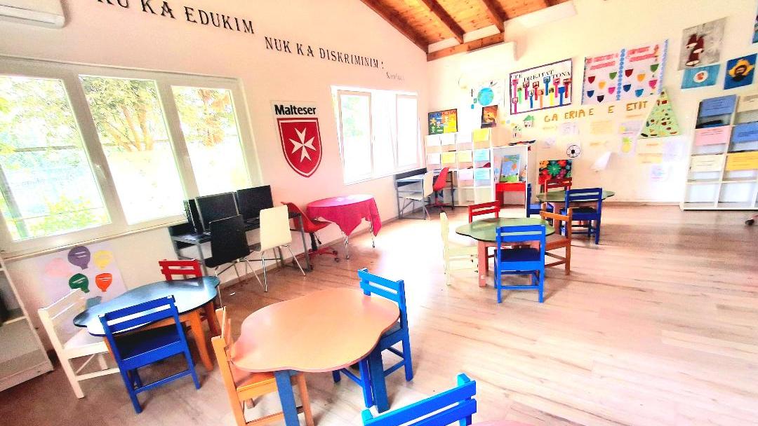 Das Foto zeigt ein Gruppenraum für Kinder. Zu sehen sind Tische und Stühle