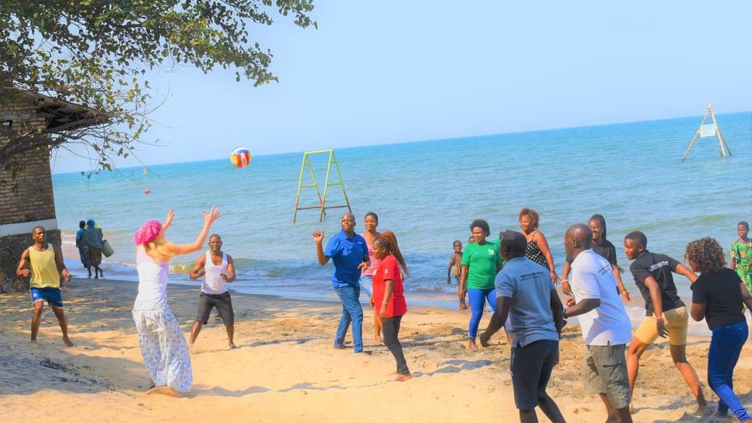 Freiwillige spielt Volleyball mit Lusubilo Mitarbeitenden 3