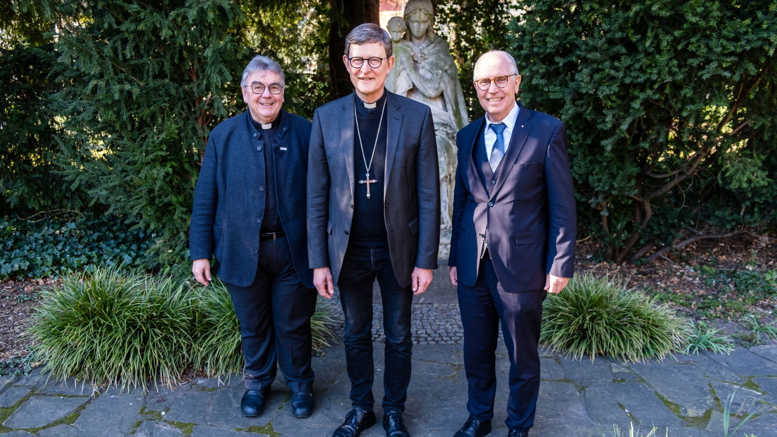 Bonifatiuswerk-Generalsekretär Monsignore Georg Austen (links) und Bonifatiuswerk-Präsident Manfred Müller (rechts) werden von Rainer Maria Kardinal Woelki empfangen.