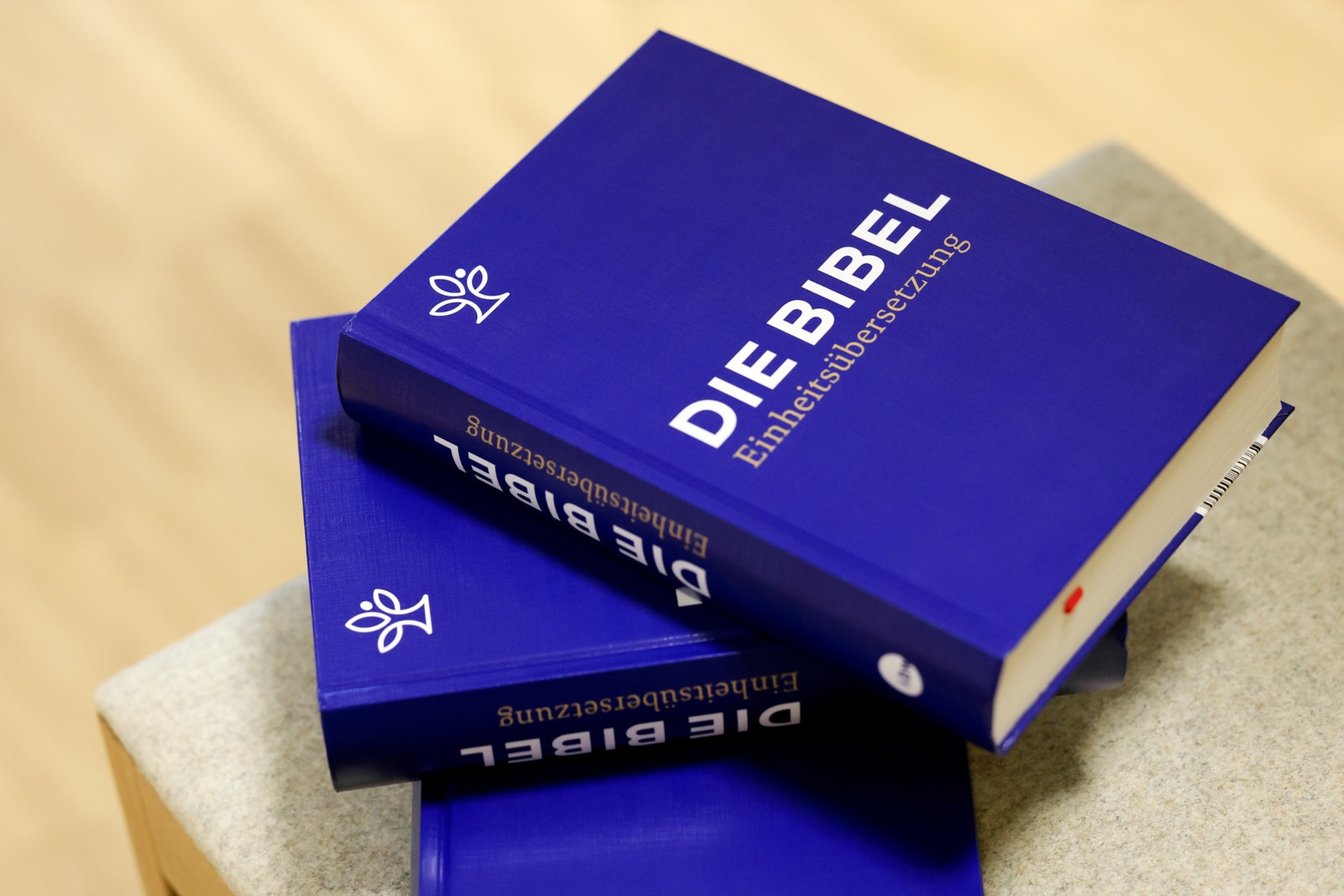 Bibeln übereinander