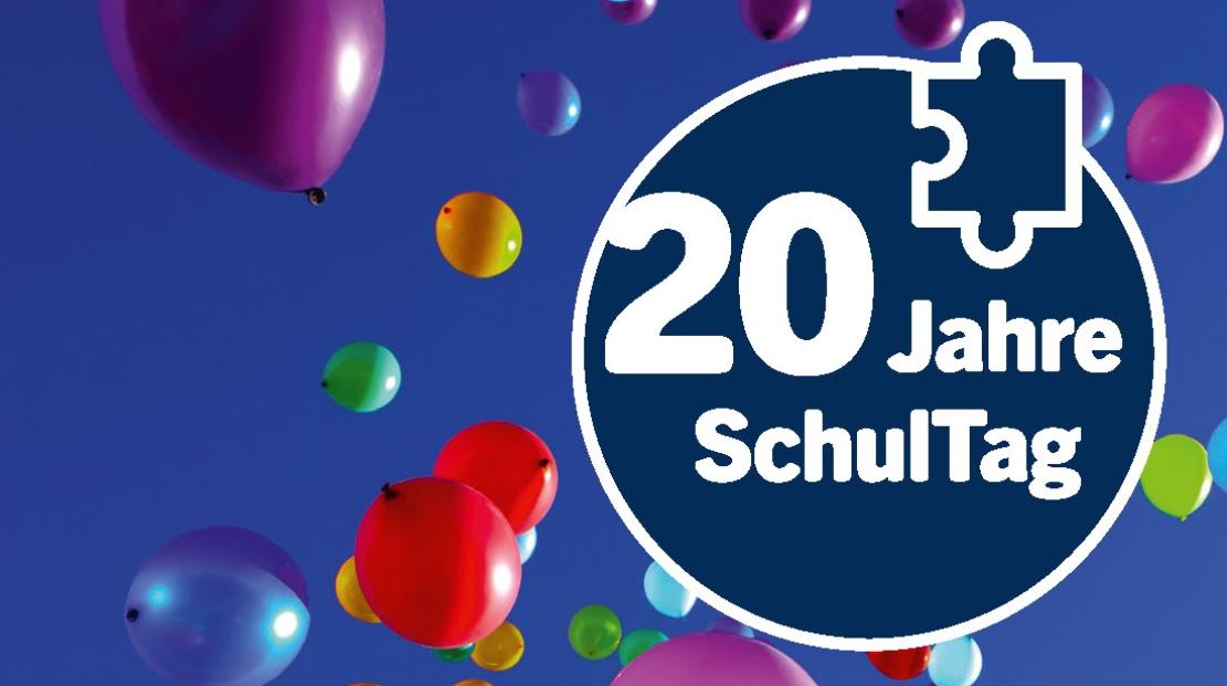 Jubiläum 20 Jahre SchulTag Bunte Luftballons steigen in den Himmel