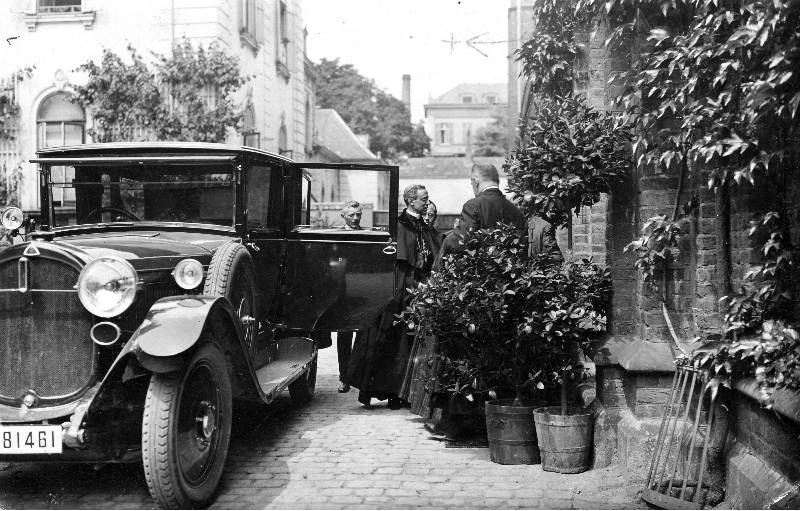 Nuntius Eugenio Pacelli, der spätere Papst Pius XII., entsteigt bei einem Besuch des Albertinum in Bonn dem Maybach des Kölner Erzbischofs