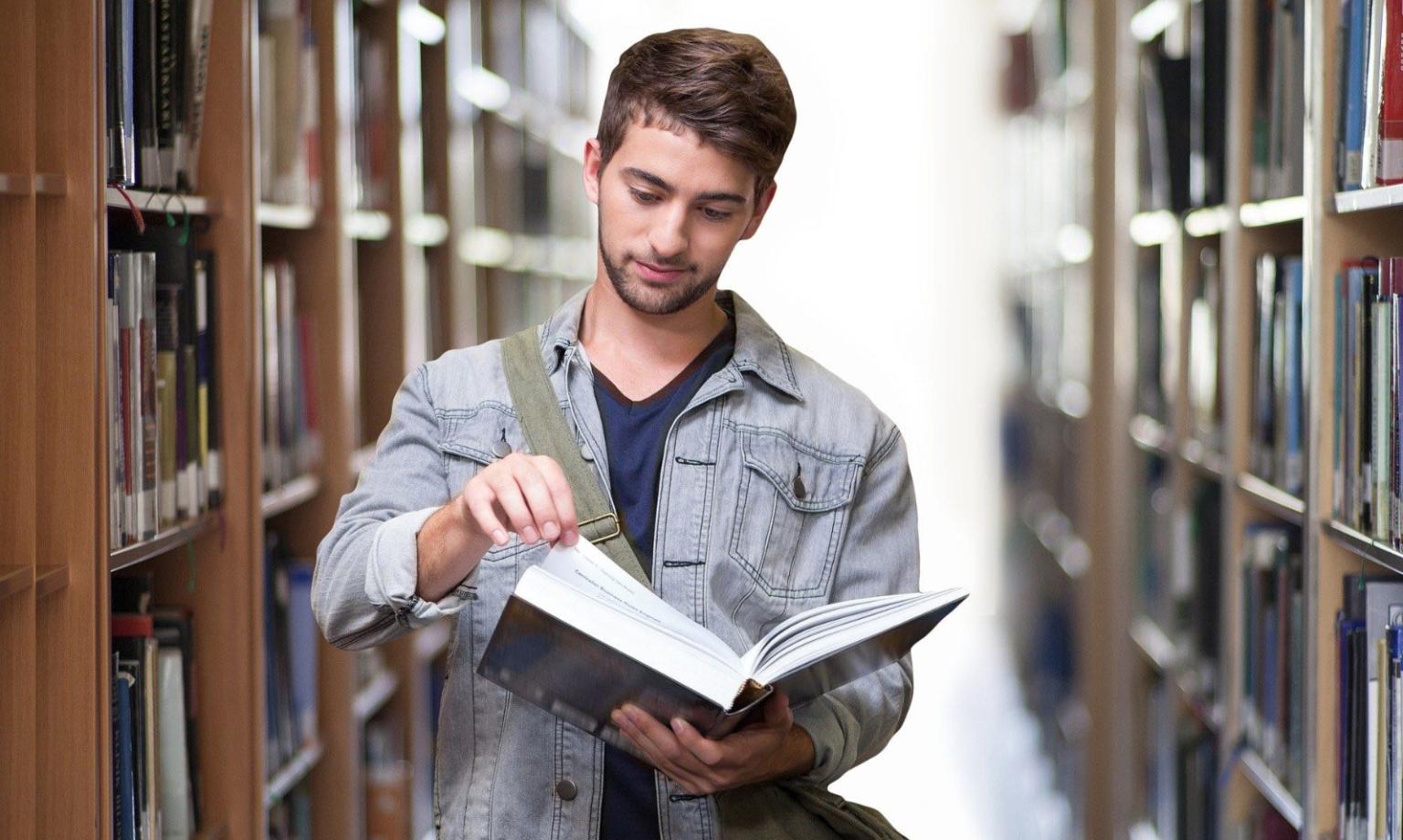student-3500990_1920-geralt-Pixabay