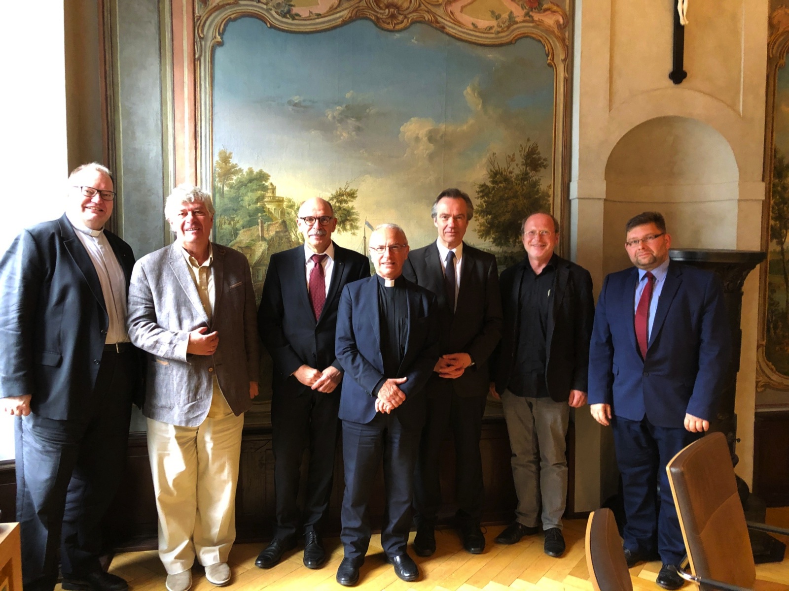 Kamen zur Vertragsunterzeichnung am 6. September d. J. in Köln zusammen: Msgr. Markus Bosbach, Prof. Dr. Jan Lukaszewski, Bruno Hermanns, Msgr. Vincenzo De Gregorio, Dr. Wolfgang Josef Lerch, Prof. Stephan Baier, Prof. Dr. Pawel Lukaszewski