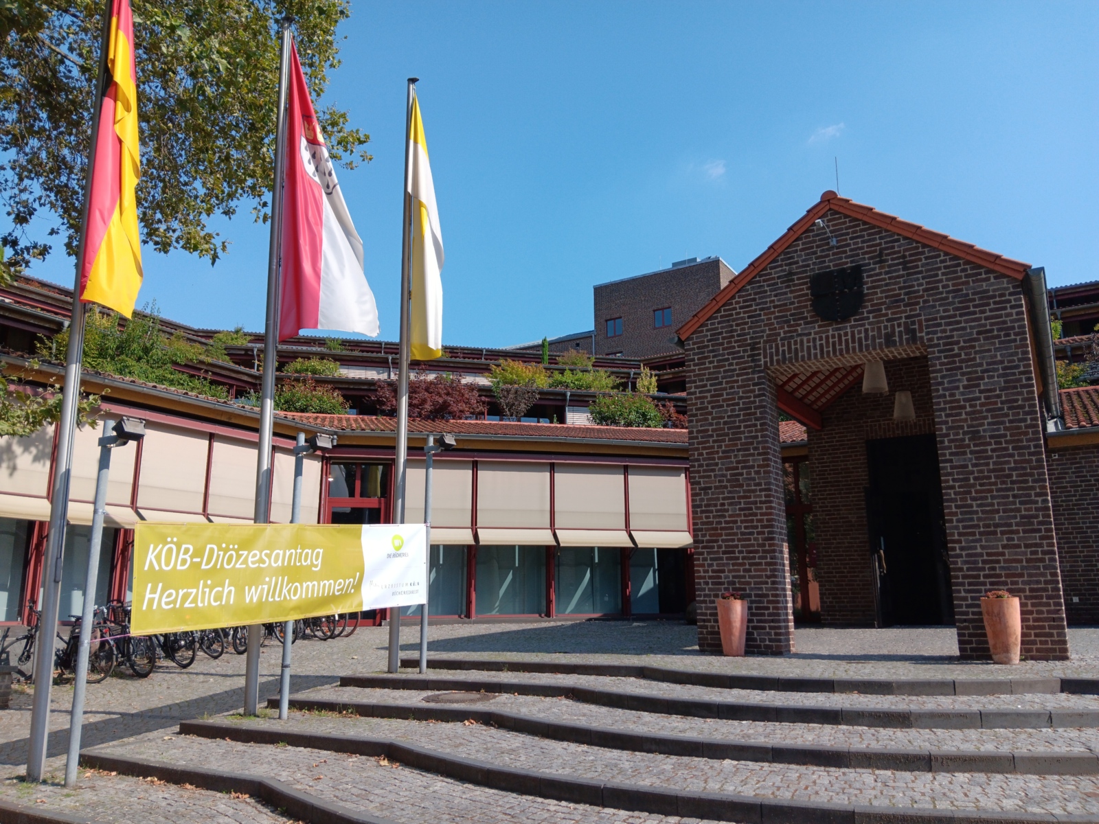 KÖB Diözesantag Banner Eingang Maternushaus Köln