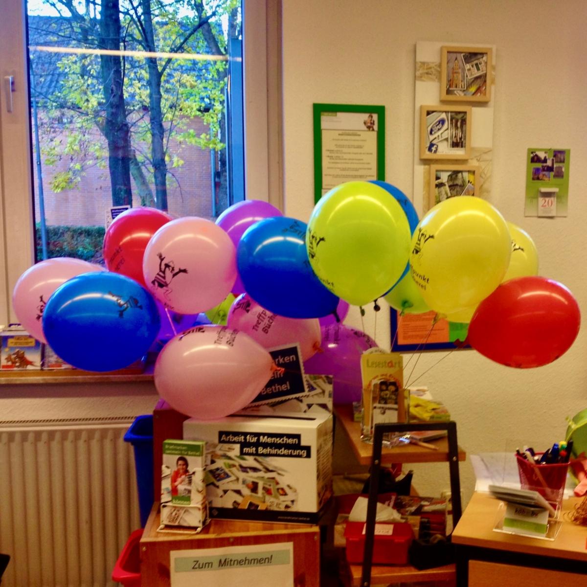 Luftballons bei Aktionen, am Eingang oder vor der Tür signalisieren: Hier ist was los! (100 Luftballons 'Fridolin' im ekz-Shop erhältlich)