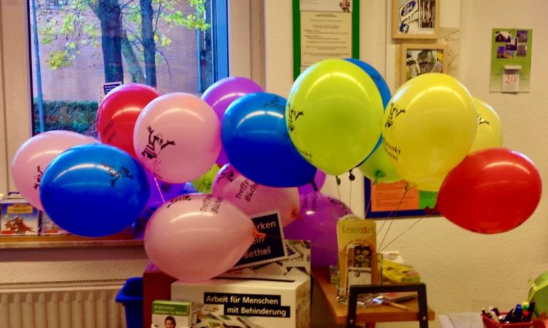 Luftballons bei Aktionen, am Eingang oder vor der Tür signalisieren: Hier ist was los! (100 Luftballons 'Fridolin' im ekz-Shop erhältlich)