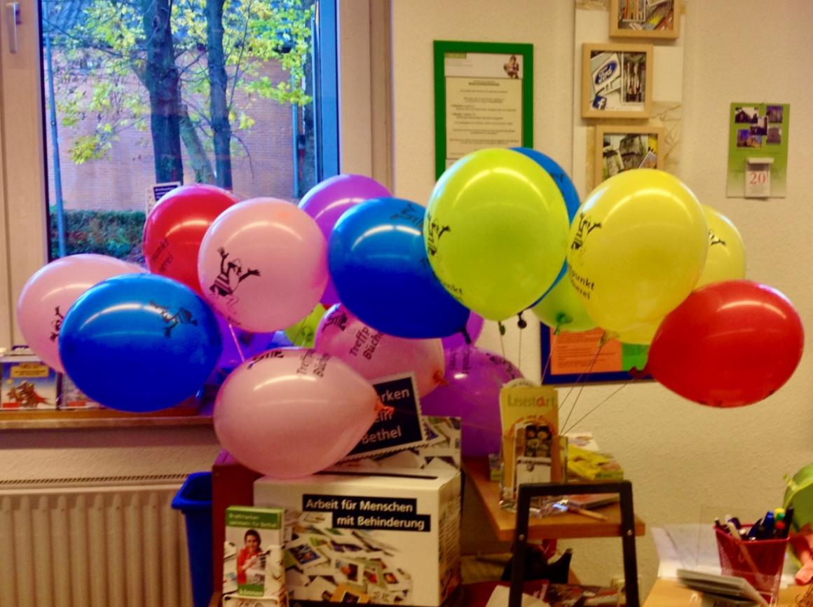 Luftballons bei Aktionen, am Eingang oder vor der Tür signalisieren: Hier ist was los! (100 Luftballons 'Fridolin' im ekz-Shop erhältlich)