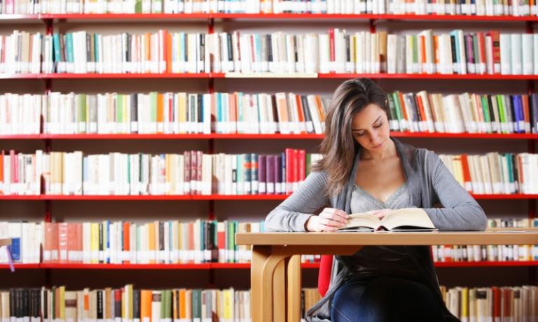 Fotolia_Lesende Frau in Bibliothek