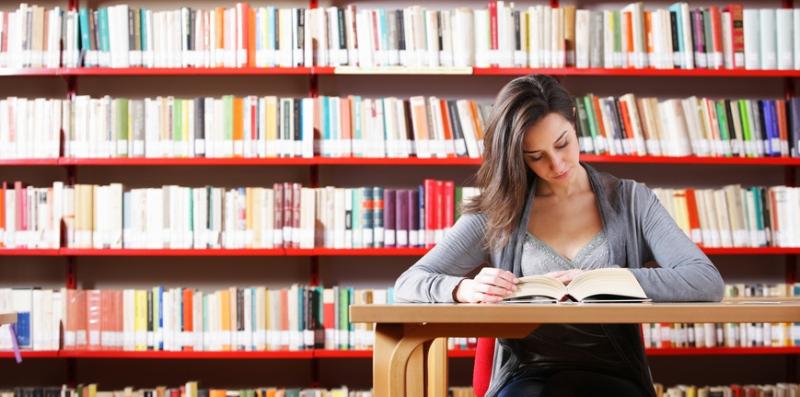 Fotolia_Lesende Frau in Bibliothek