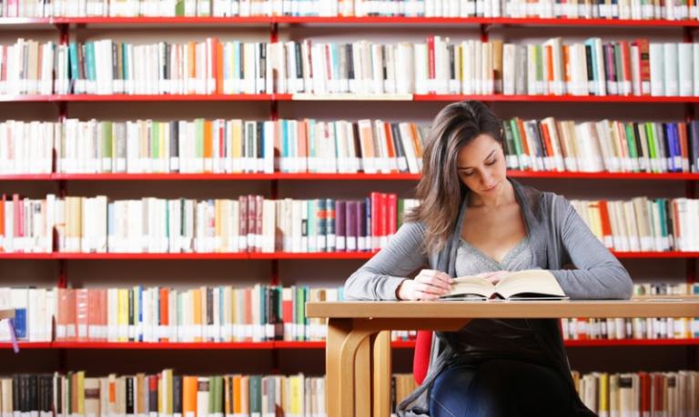 Fotolia_Lesende Frau in Bibliothek