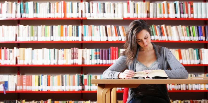 Fotolia_Lesende Frau in Bibliothek
