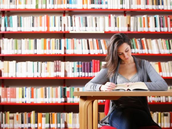 Fotolia_Lesende Frau in Bibliothek